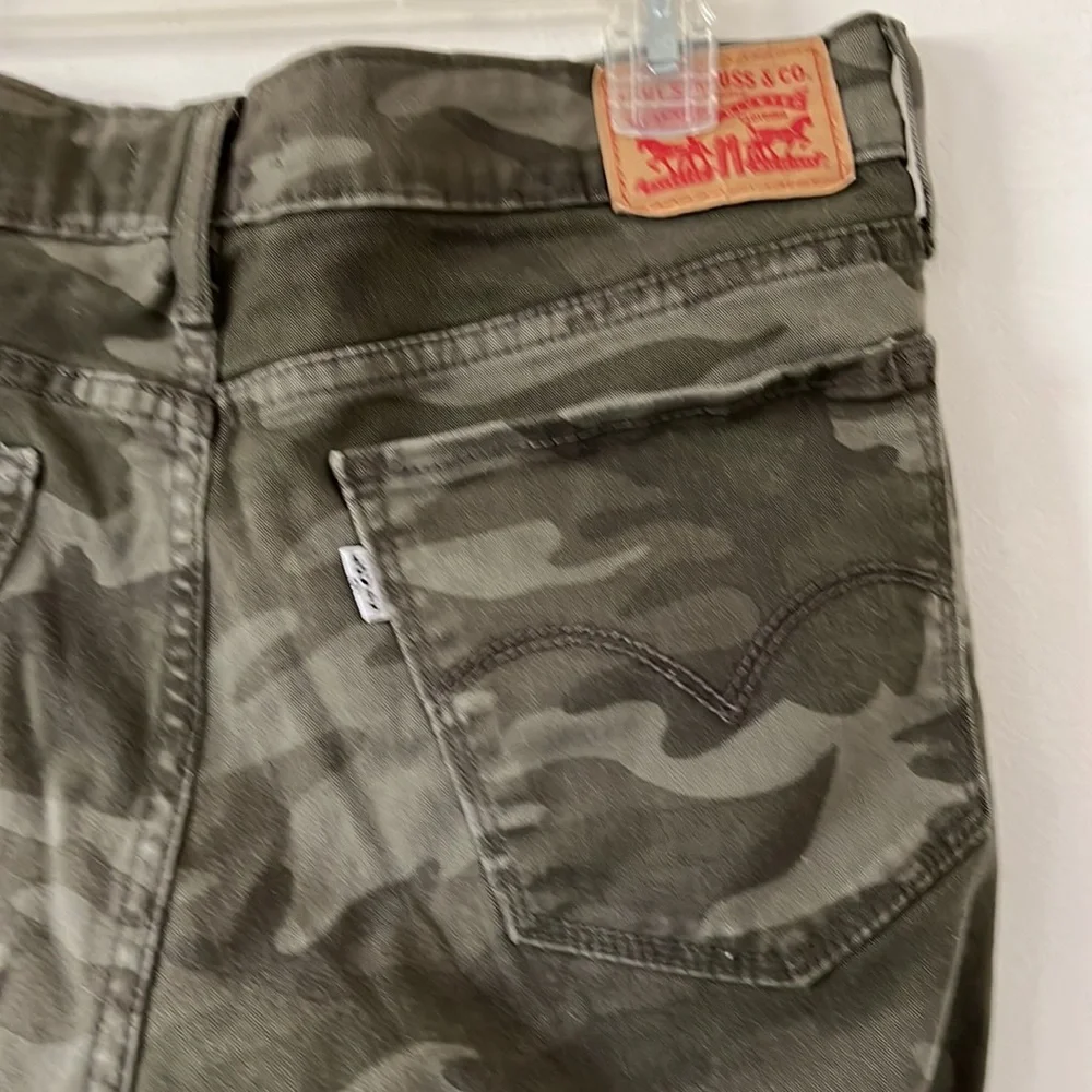 Levi women’s camo jeans. Size 32 (14) - Picture 3 of 4